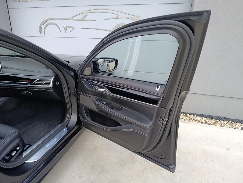 BMW Řada 7 750Ld BLACK FIRE ČR 1.MAJ - fotka 47 z 49