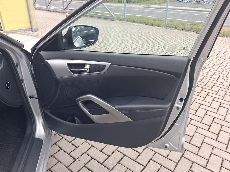 Hyundai Veloster (2011) 1,6GDi SERVISKA GARANCE 2xKOLA - fotka 20 z 43