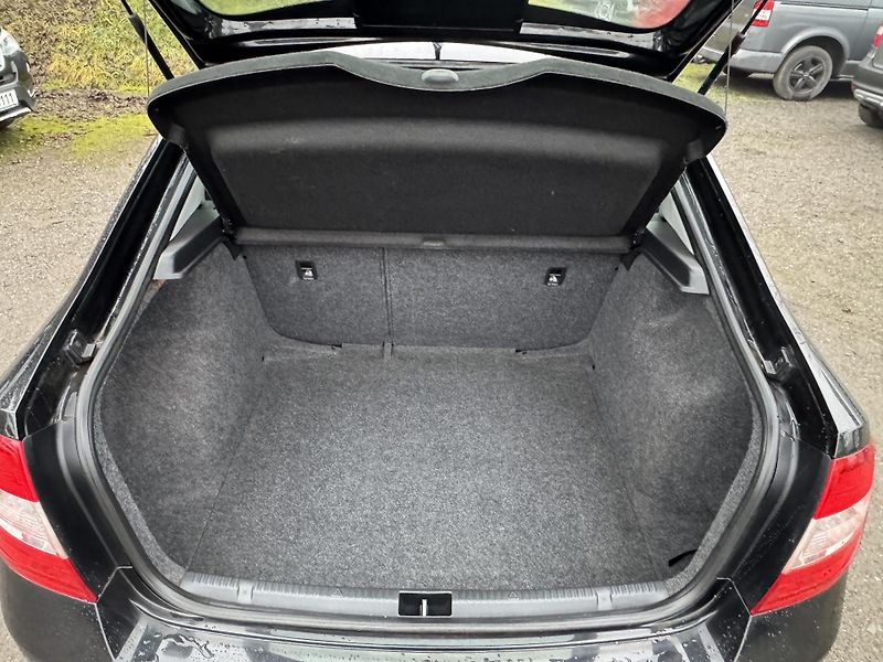 Škoda Rapid 1.2 TSI PARKTRONIC - fotka 8 z 17