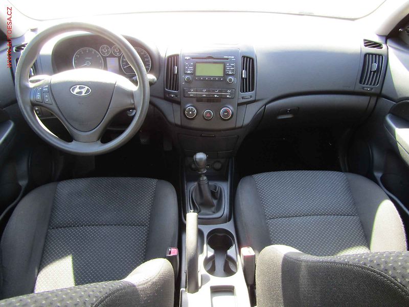 Hyundai i30 (2010) 1.4 i, AC - fotka 8 z 15