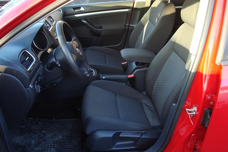 Volkswagen Golf (2011) VI.1.6TDi,ČR,S.kn1.MajSTK 8/27 - fotka 31 z 67