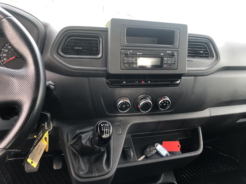 Renault Master (2020) 2.3TDi pouze 29000km 3.3m x 2m - fotka 9 z 14