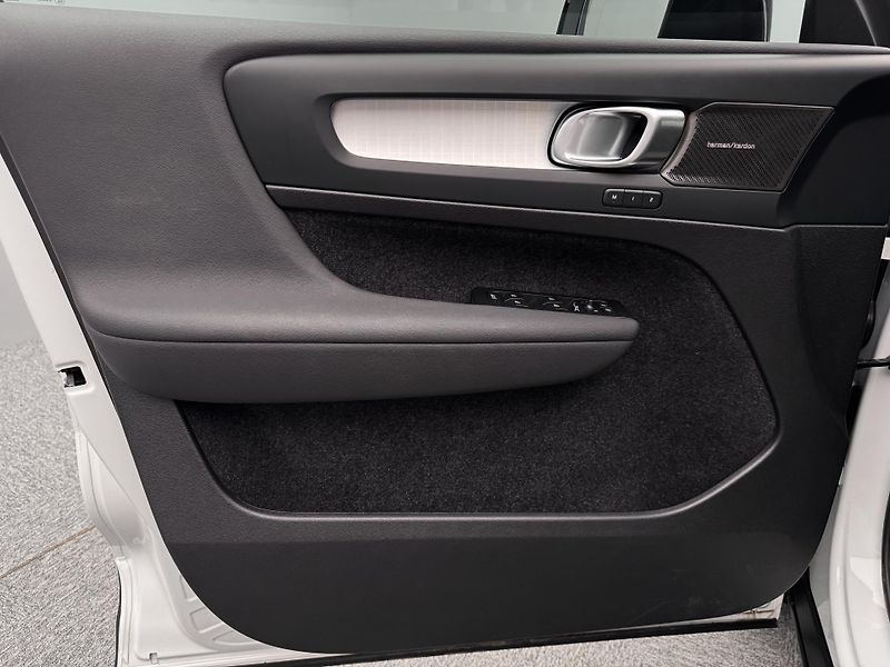 Volvo XC40 B3 DARK PLUS CZ REZERVACE - fotka 19 z 48