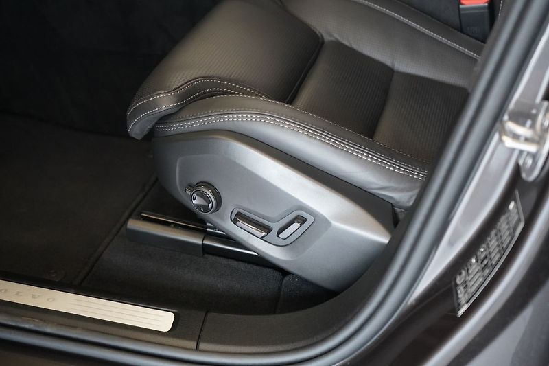 Volvo XC60 B5 AWD Plus Dark, Ventilace - fotka 23 z 46