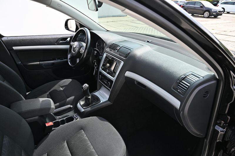 Škoda Octavia 2.0TDI 7/2011 Rezervace - fotka 30 z 50