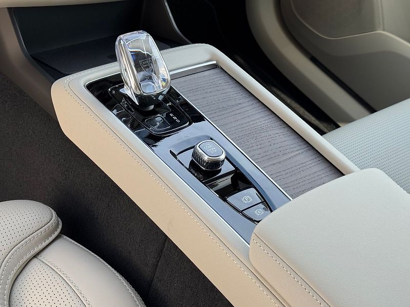 Volvo XC90 (2025) PLUS T8, ventilace, kamery 360 - fotka 11 z 22