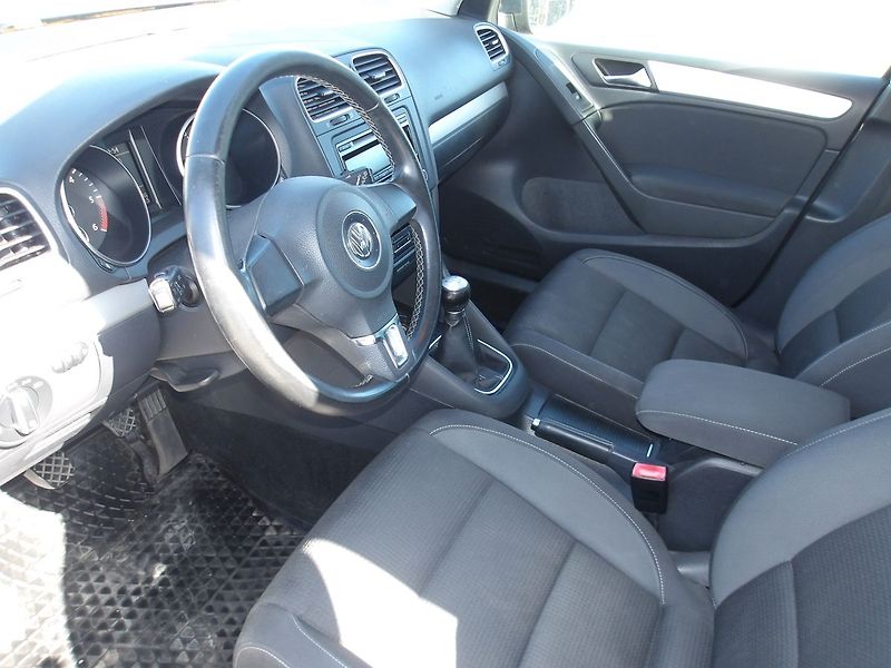 Volkswagen Golf 1,6TDi 77kW - fotka 12 z 26