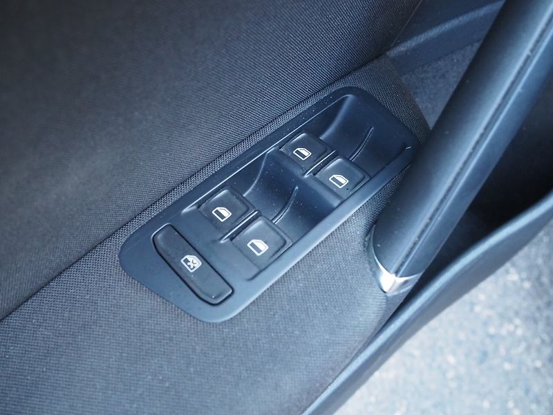 Volkswagen Golf Variant (2014) 2.0 TDI, 110 kW, Navi - fotka 23 z 43