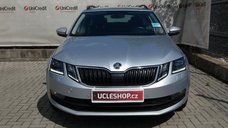 Škoda Octavia Combi 2,0 TDI Ambition - fotka 2 z 24