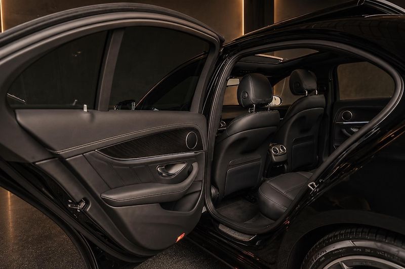 Mercedes-Benz Třídy E (2022) 53-AMG-4M-PANO-DIS-360-GTsport - fotka 10 z 14