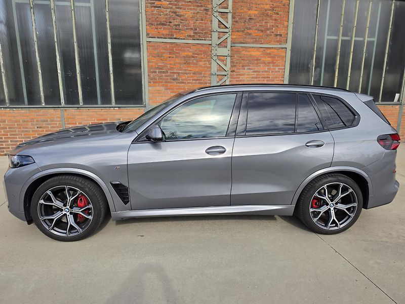 BMW X5 (2024) xDrive 30d M PAKET - fotka 2 z 22