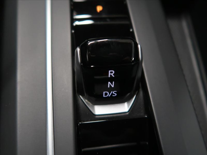 Volkswagen Golf 2,0 TDI Life DSG 1.majitel - fotka 28 z 35