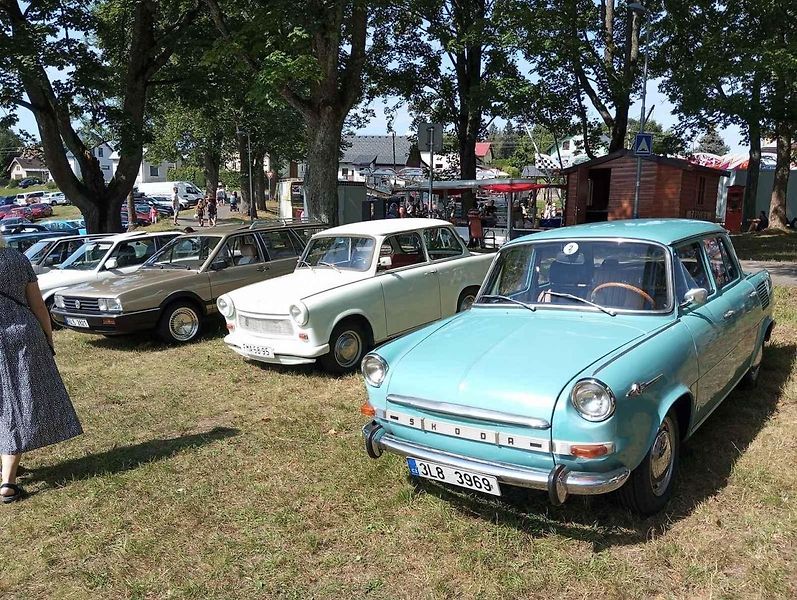 Na prostranství před Parkhotelem Smržovka se v neděli představily desítky autoveteránů.