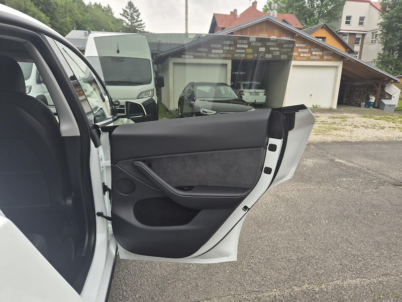 Tesla Model Y LONG RANGE DUAL MOTOR  92% - fotka 40 z 50