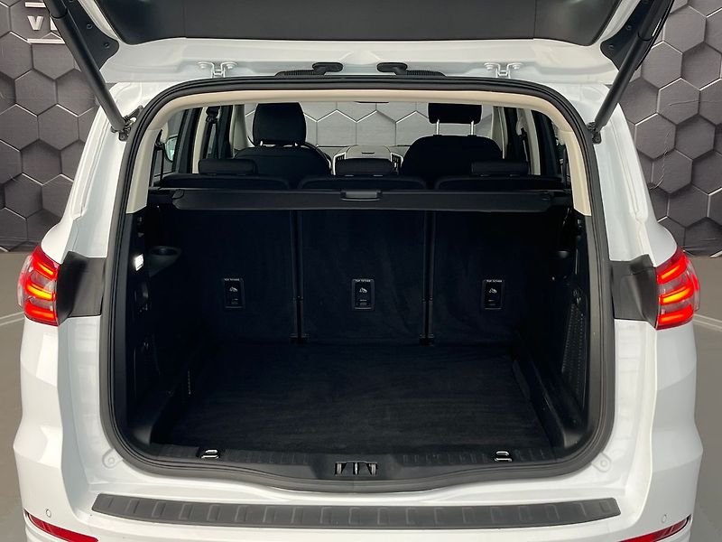 Ford S-MAX 2.0 EB Titanium LED manuál - fotka 33 z 58