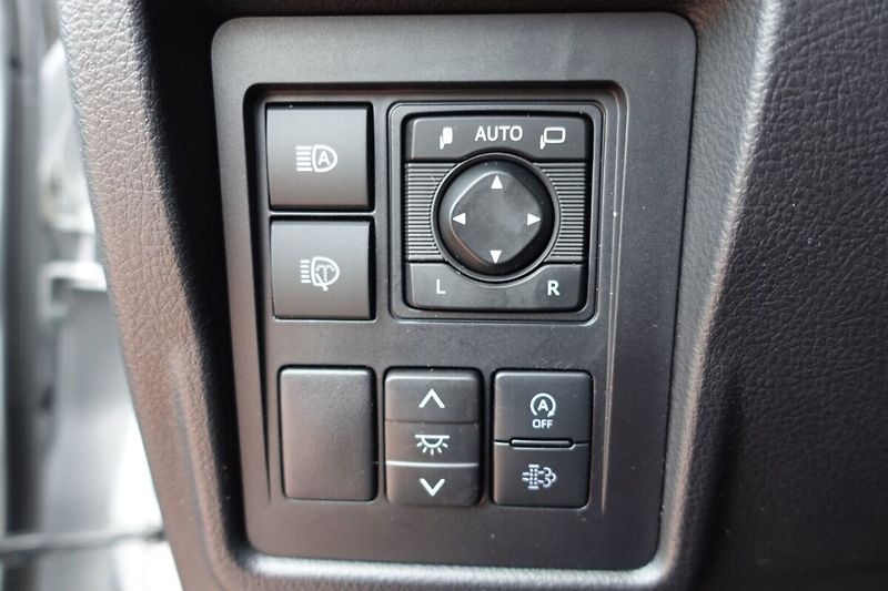 Toyota Land Cruiser 2.8 D-4D Executive Family 7mís - fotka 21 z 38