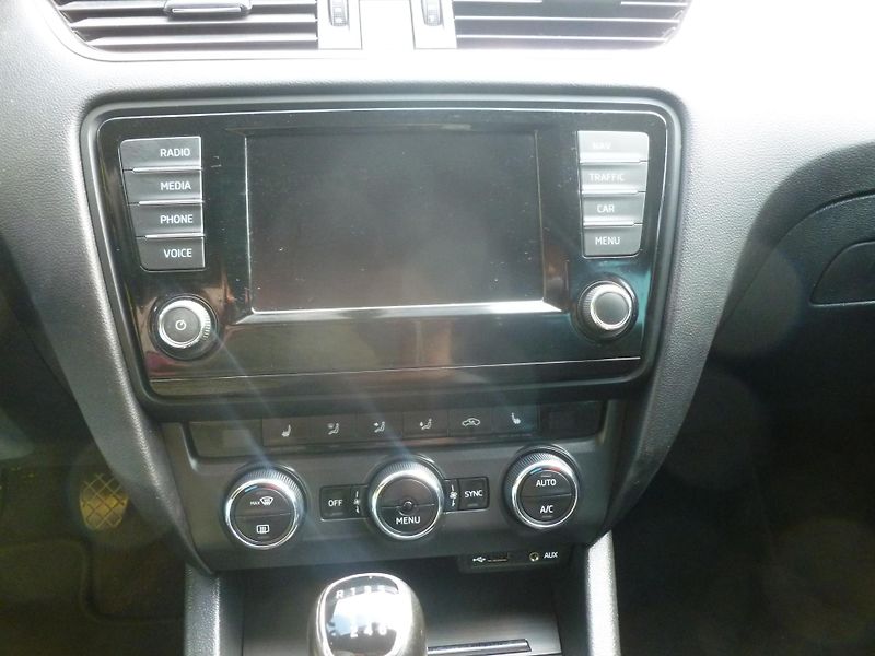 Škoda Octavia KOMBI III  TSI 85 KW NAVIGACE - fotka 12 z 20