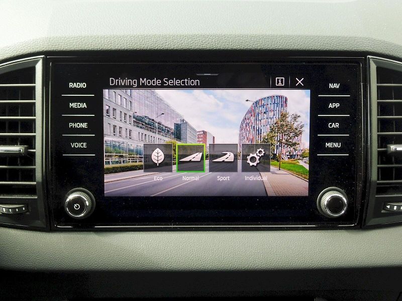 Škoda Karoq (2025) SportLine 1,5 TSI 110kW DSG - fotka 15 z 29