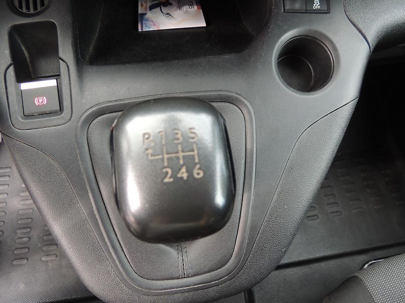 Peugeot Partner (2021) 1.2i,81kw,ČR,1majitel,59000km - fotka 27 z 46