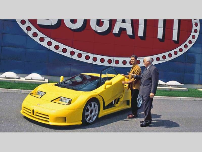 Schumacher si převzetí auta užil se zaměstnanci továrny.