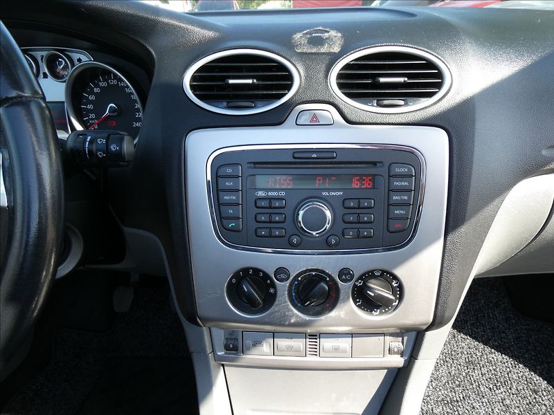 Ford Focus 1,6 i 16V 74kW - fotka 28 z 43