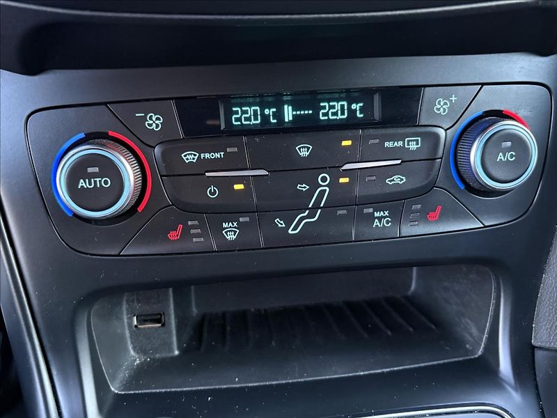 Ford Focus 2,0 TDCi ST 136kW Xen,Šíbr,Nav - fotka 15 z 46