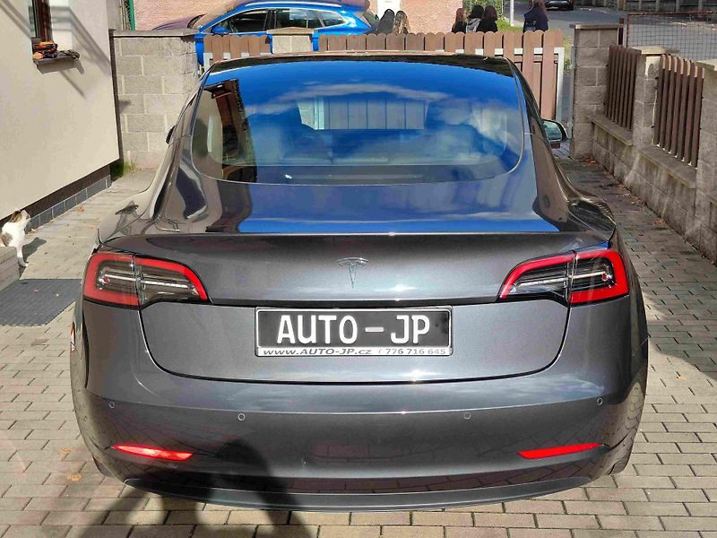 Tesla Model 3 RWD LED ACC 18ALU SOH 91,1% - fotka 4 z 19