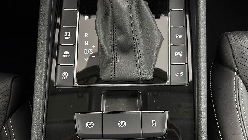 Škoda Superb 2.0 TDI DSG 4x4 L&K Combi - fotka 28 z 33