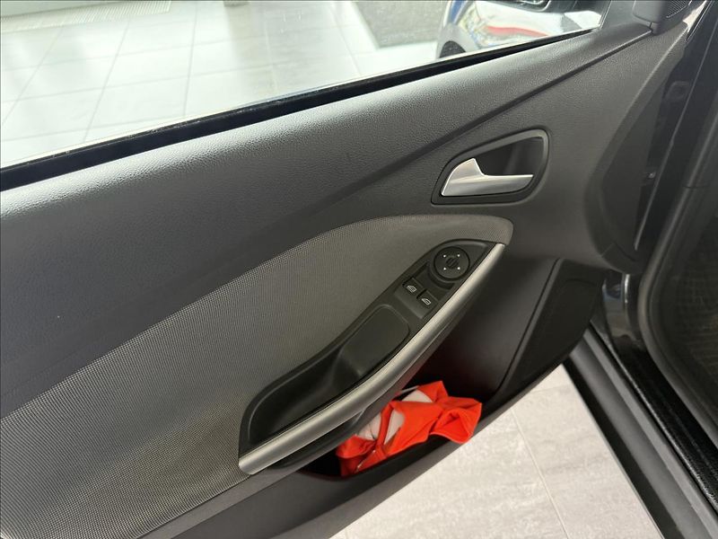Ford Focus 1,6   TDCi 70kW,TREND,SERVISKA - fotka 7 z 17