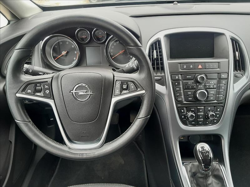 Opel Astra 1,6 TDCI 100kW SPORTS TOURER - fotka 34 z 51