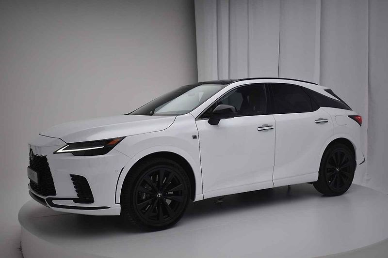 Lexus odtajnil novou generaci svého bestselleru RX