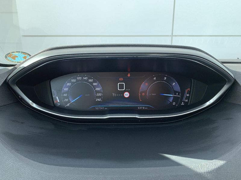 Peugeot 3008 ALLURE 2.0 BlueHDi 110kW MAN6 - fotka 16 z 20