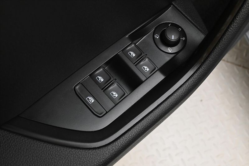 Škoda Superb 2,0 TDI 110kW DSG NAVIGACE Zár - fotka 25 z 30