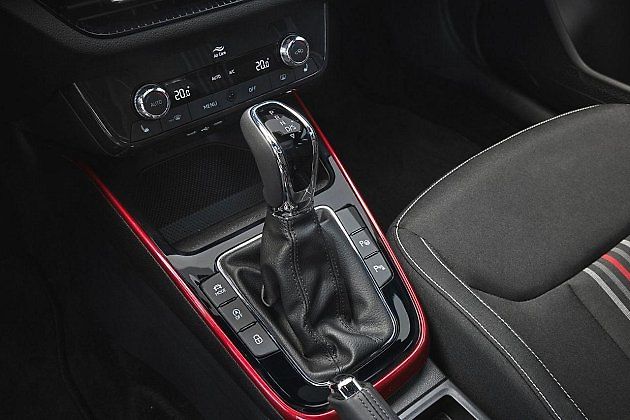 I plně vybavená novinářská Škoda Fabia Monte Carlo umí mít záslepky, a to na viditelných místech kolem voliče převodovky., zdroj: Se svolením Škoda Auto