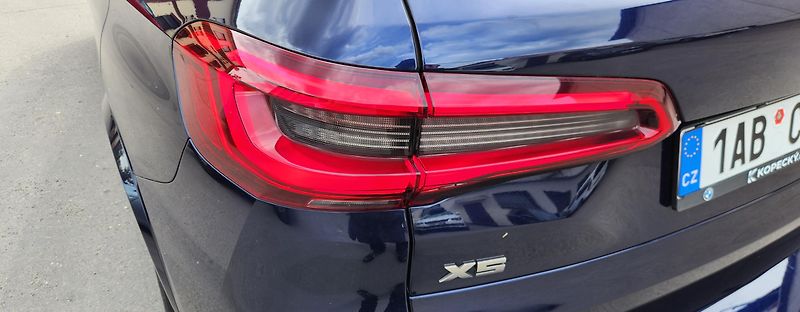 BMW X5 (2020) M50d SERVIS TAŽNÉ ČR IDIVIDUAL - fotka 33 z 48