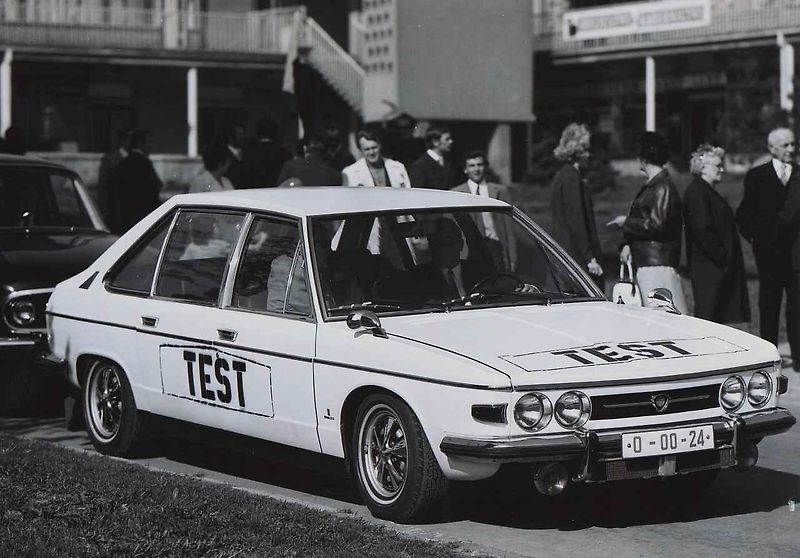 Tatra 603 před branou závodu Příbor