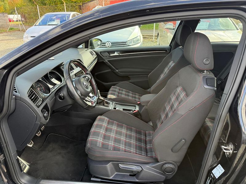 Volkswagen Golf 2.0 GTI - fotka 8 z 13
