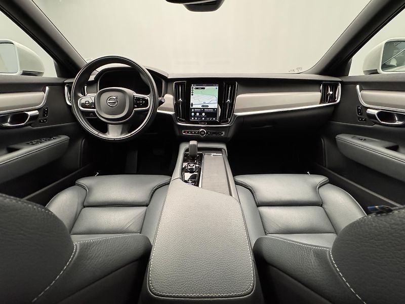 Volvo V90 B4 MOMENTUM AUT - fotka 2 z 45