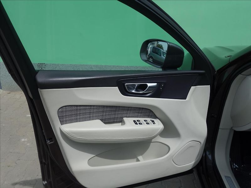 Volvo XC60 2,0 140kW 4x4 MOMENTUM - fotka 26 z 73