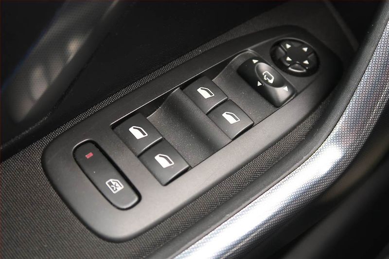Peugeot 2008 (2018) 1.2 PureTech, Serv.kniha, Kůže - fotka 15 z 17
