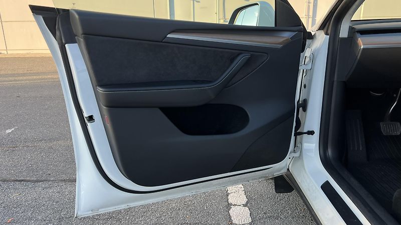 Tesla Model Y Long Range AWD 94% SOH Záruka - fotka 16 z 22