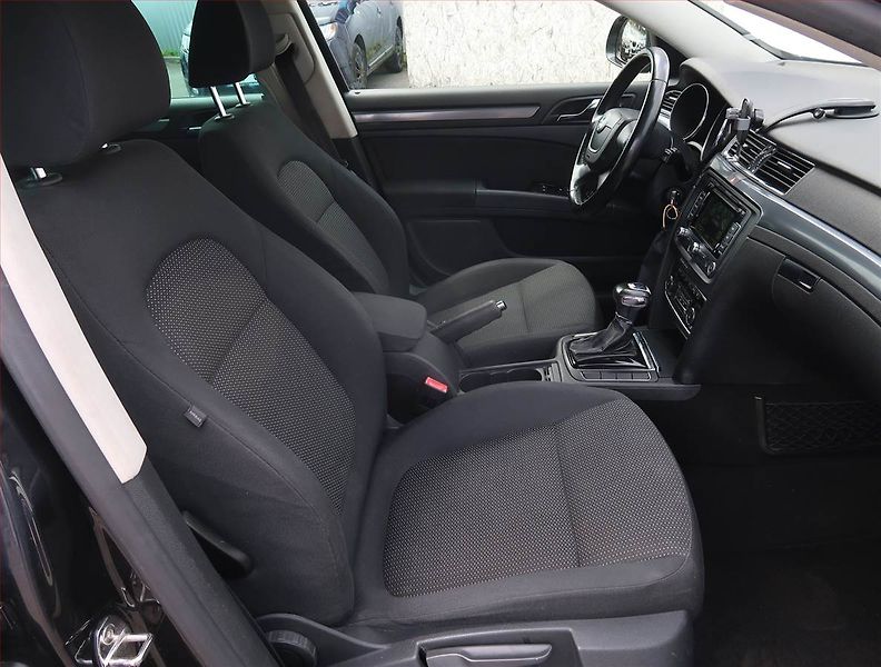 Škoda Superb (2011) Comfort 2.0 TDI, Automat, Navi - fotka 9 z 19