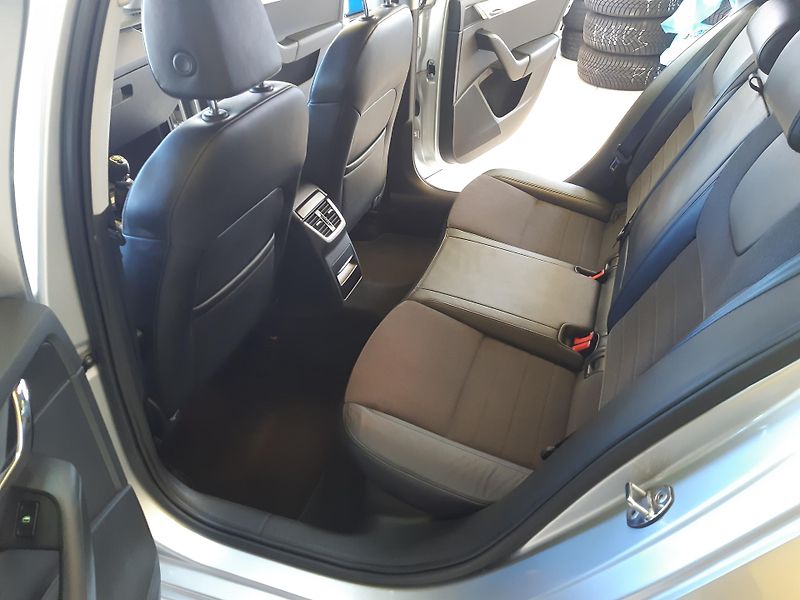 Škoda Octavia 2.0 TDI COMBI NAVI  - fotka 21 z 27