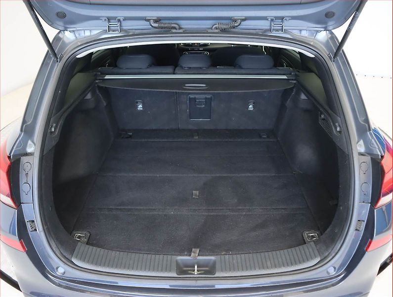 Hyundai i30 (2023) Family 1.5 DPI, Tempomat - fotka 14 z 19