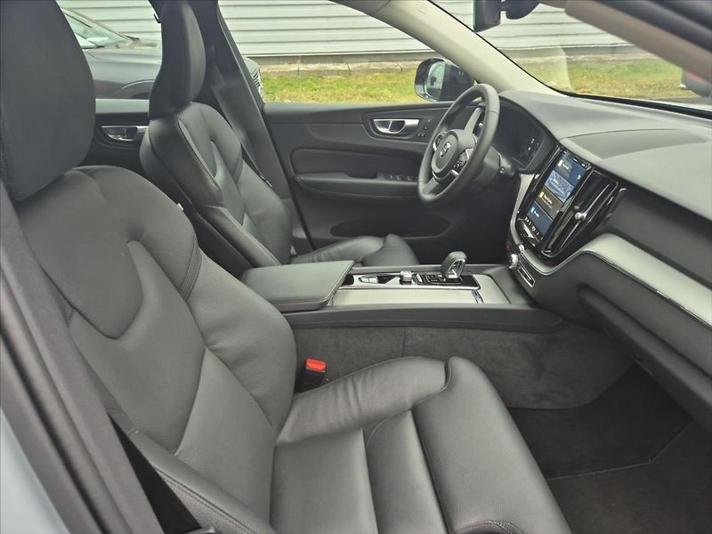 Volvo XC60 2,0 B4 AWD diesel Plus Dark Au - fotka 14 z 19