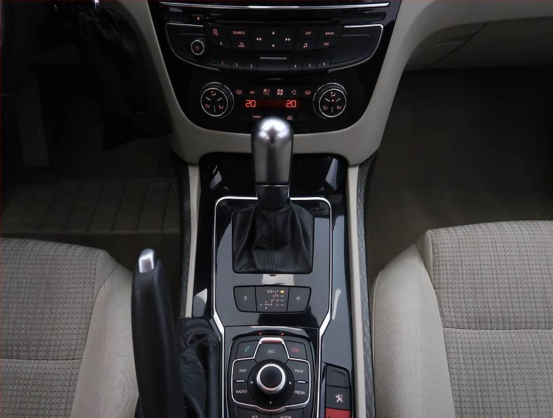 Peugeot 508 (2011) 2.0 HDi, Automat, Navi, Xenony - fotka 13 z 23
