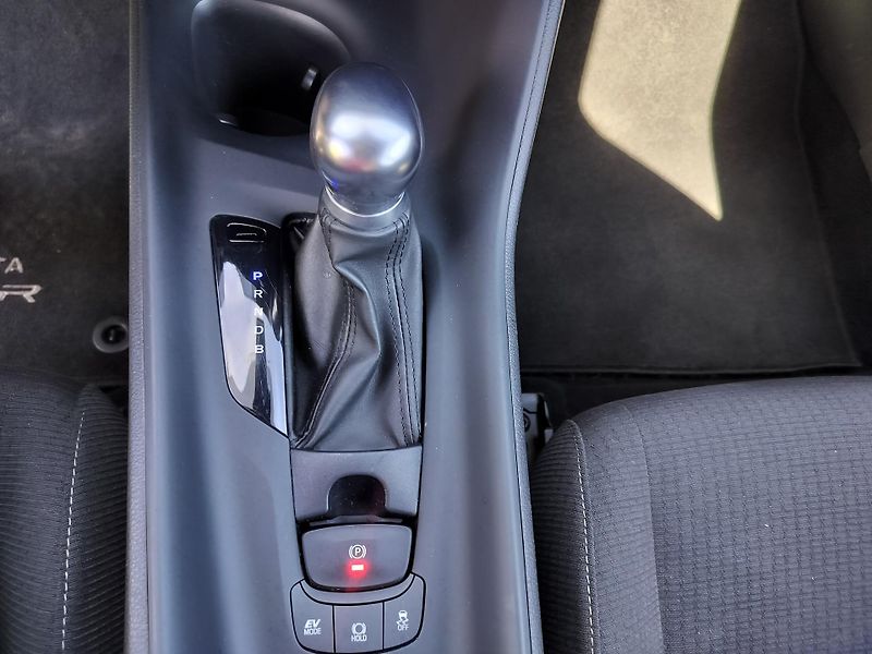 Toyota C-HR 1.8 hybrid business, navigace - fotka 19 z 27