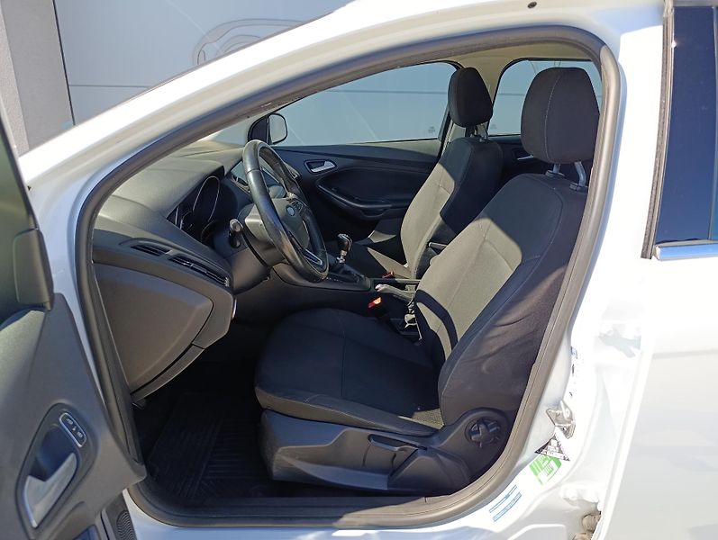 Ford Focus 1.0 ECOBOOST TREND ČR 1.MAJ  - fotka 11 z 27
