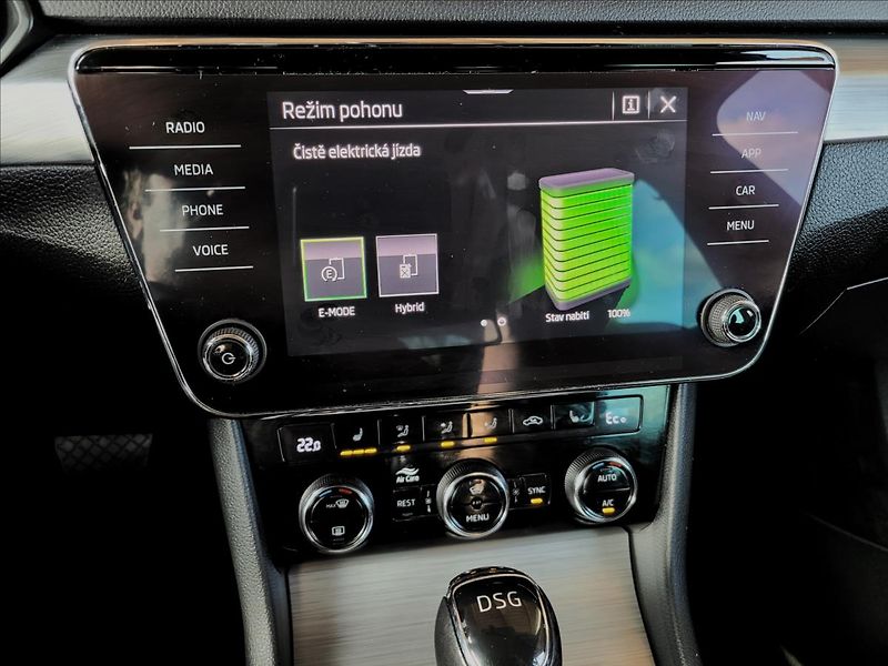 Škoda Superb 1,4 TSI,PHEV,DSG,LED,NAVI,VÝHŘ - fotka 32 z 47