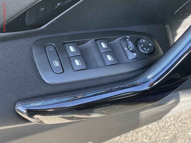 Peugeot 208 (2018) 1.2 PT, Signature - fotka 11 z 16